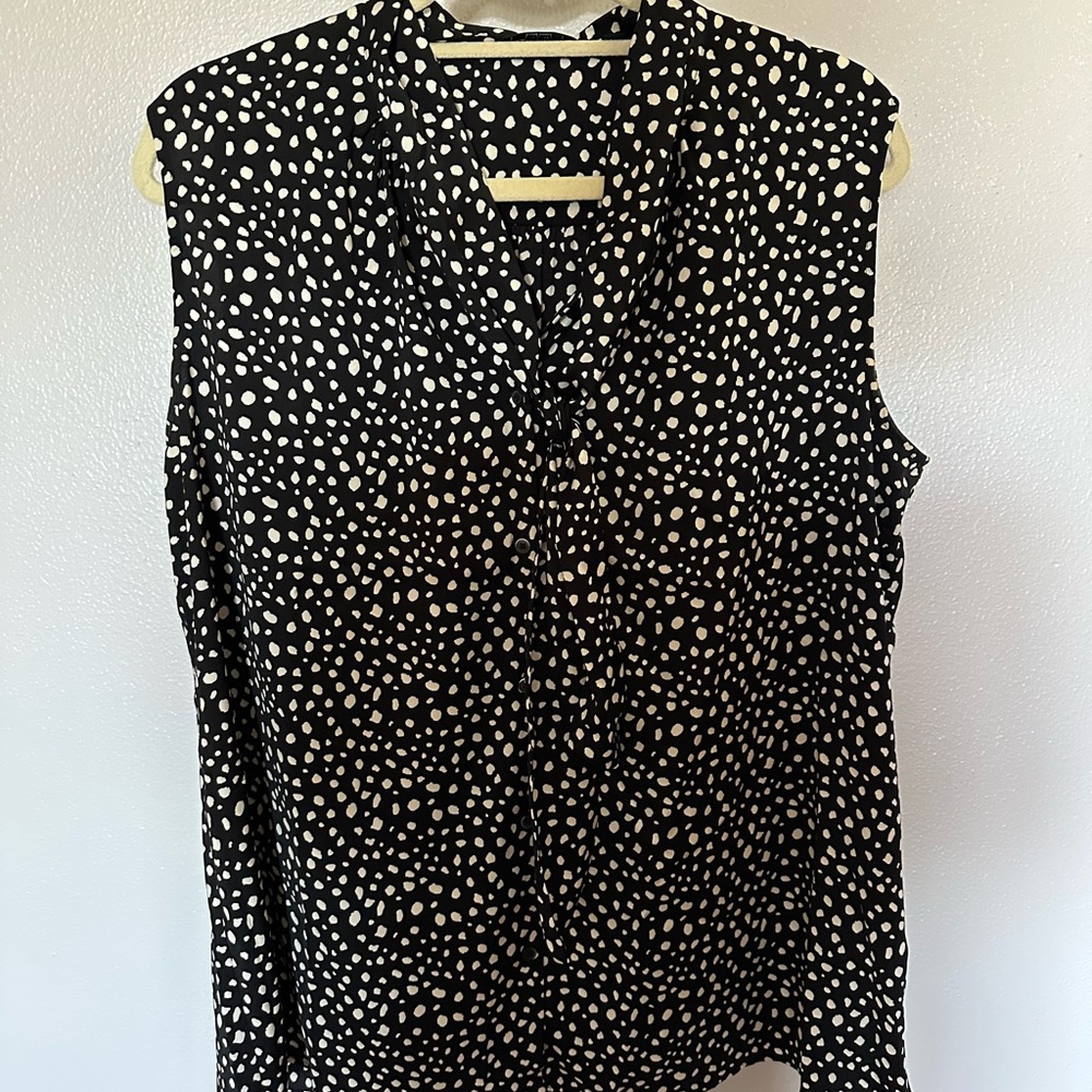 Uniqlo Black and White Buttoned Blouse with Self Tie Collar